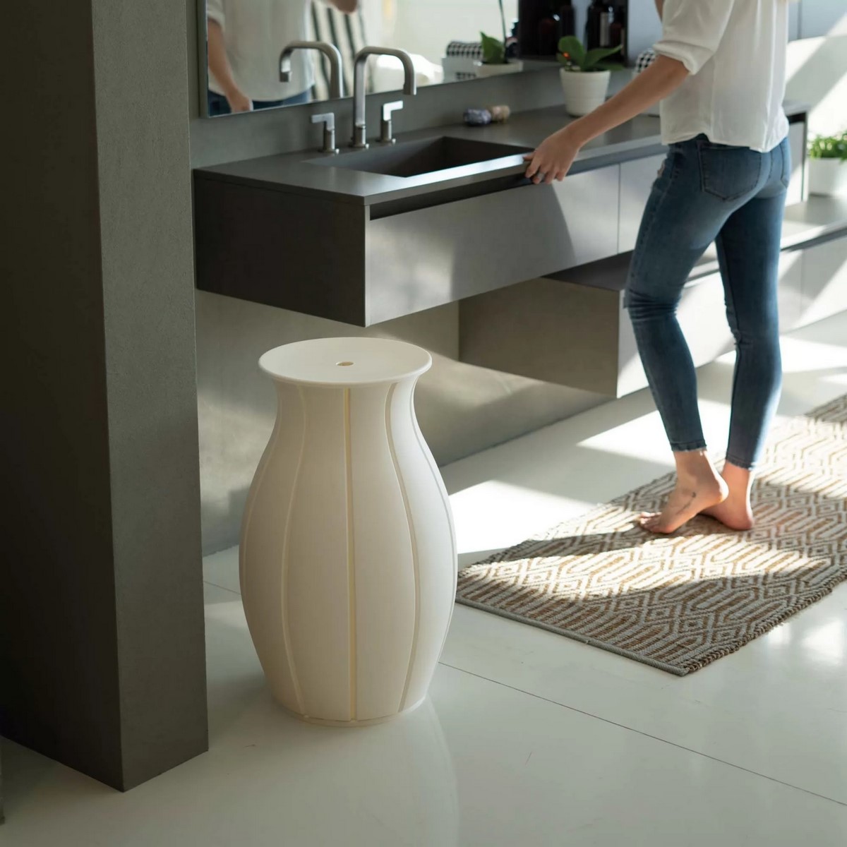 Acquista online Guzzini Ninfea plastic laundry basket in milky white colour Guzzini